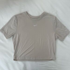 Nike slim fit women’s tee